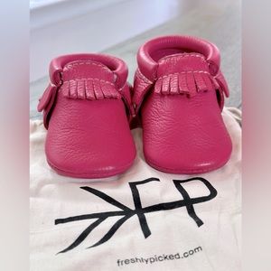 Sz 2, Freshly Picked Fringed Soft Soles with Dustcover, EUC